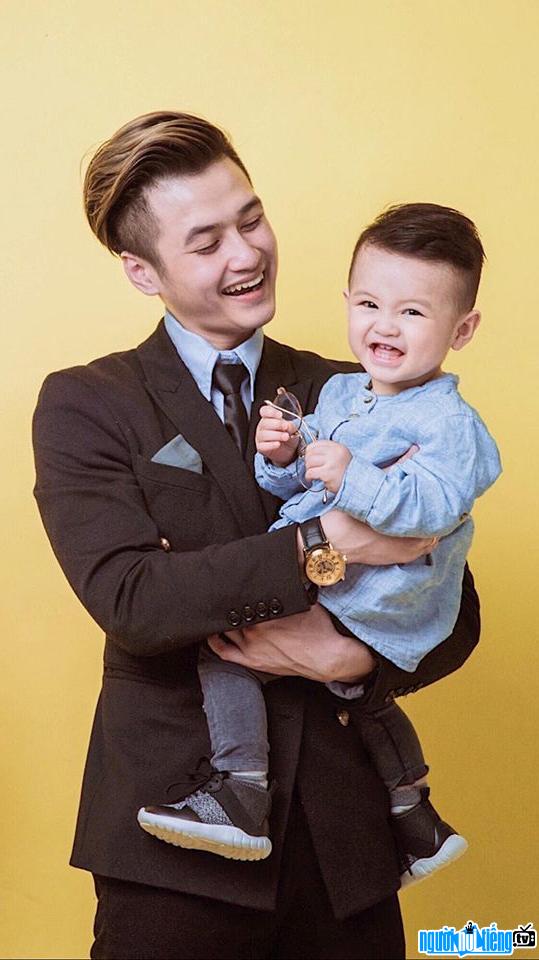 Hot boy Neal Ichi bên cậu con trai kháu khỉnh của mình