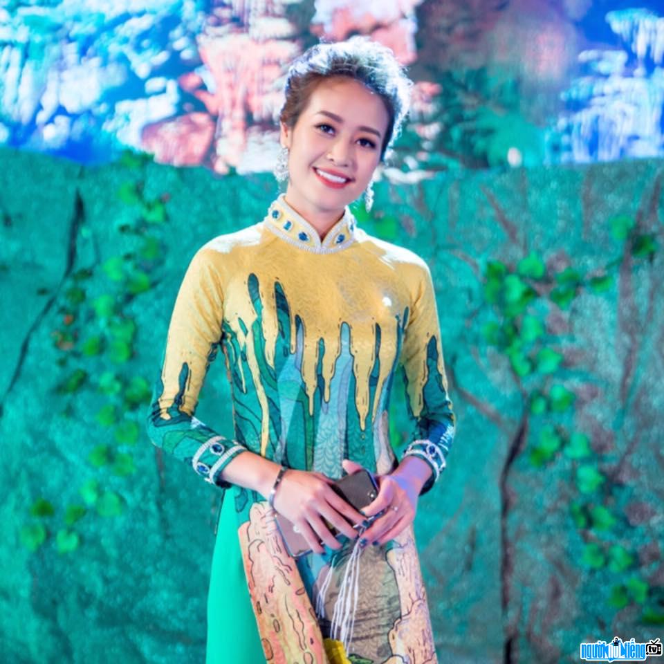 Hình ảnh MC Phí Linh dịu dàng trong tà áo dài truyền thống