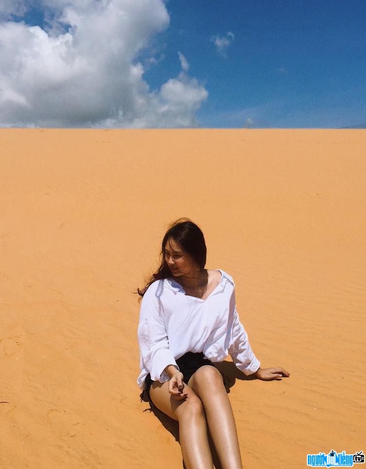 Hình ảnh người mẫu Trúc Nguyễn tạo dáng trên sa mạc cát