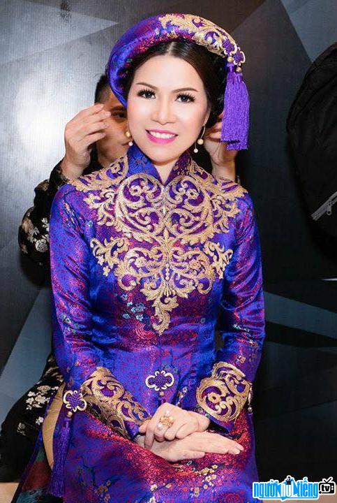 Hoa hậu Bùi Thị Hà dịu dàng với áo dài