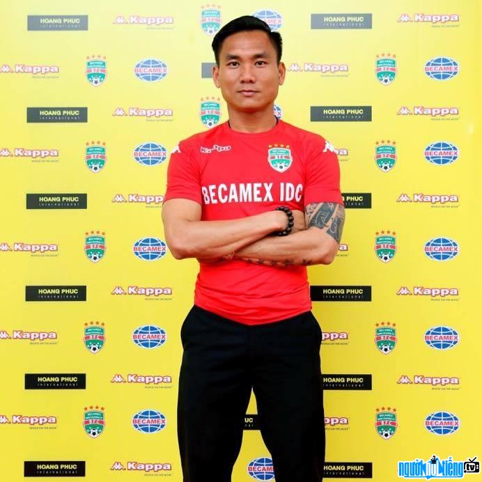 Hình ảnh cầu thủ Trương Huỳnh Phú trong màu áo của Clb Becamex Bình Dương
