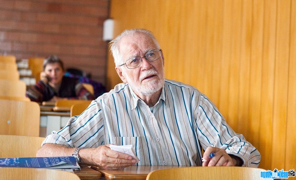 Nhà sinh lý học Jacques Dubochet đoạt giải Nobel hóa học 2017