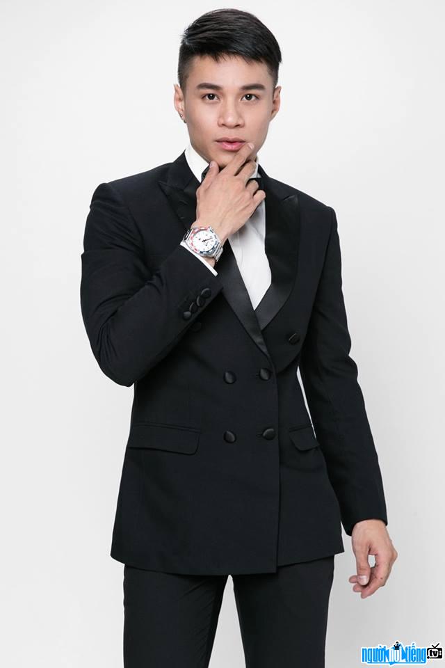 Hình ảnh người mẫu Đàm Quang Phúc lịch lãm và nam tính với veston