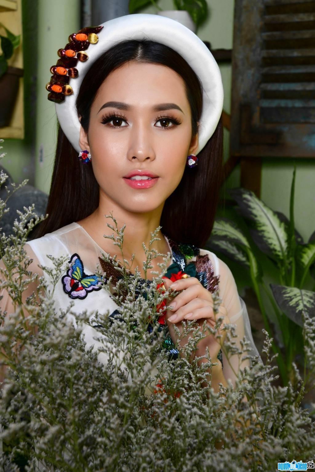 Hình ảnh hoa hậu Phan Thu Quyên e ấp bên hoa