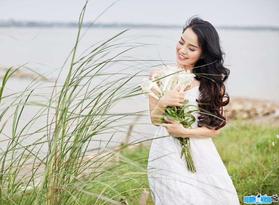 Hình ảnh ca sĩ Sèn Hoàng Mỹ Lam đọ sắc cùng hoa