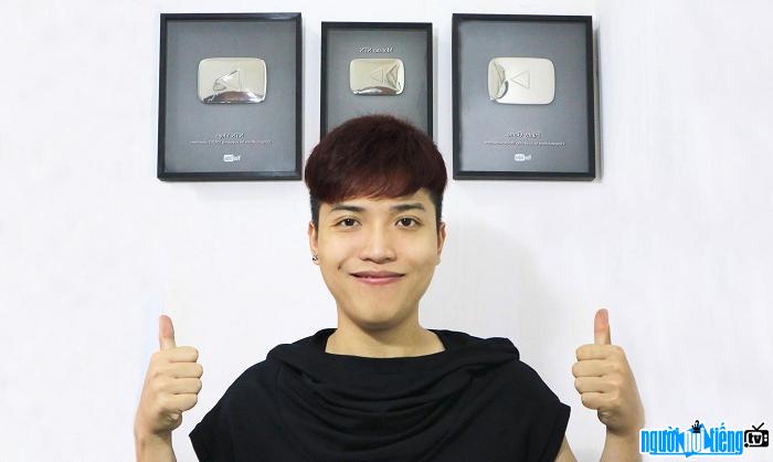 Vlogger Nguyễn Thành Nam sở hữu 2 nút vàng và 1 nút bạc Youtube