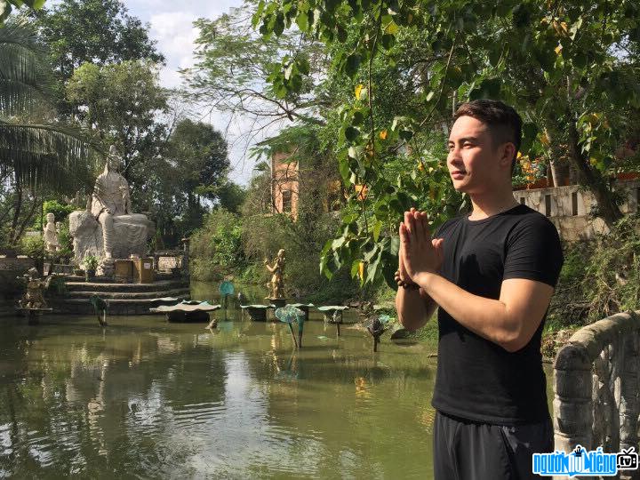 Hình ảnh diễn viên Hanty Nguyễn đi lễ chùa