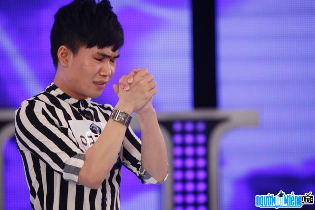Sao Facebook Quân Kun quỳ lạy giảm khảo Vietnam Idol