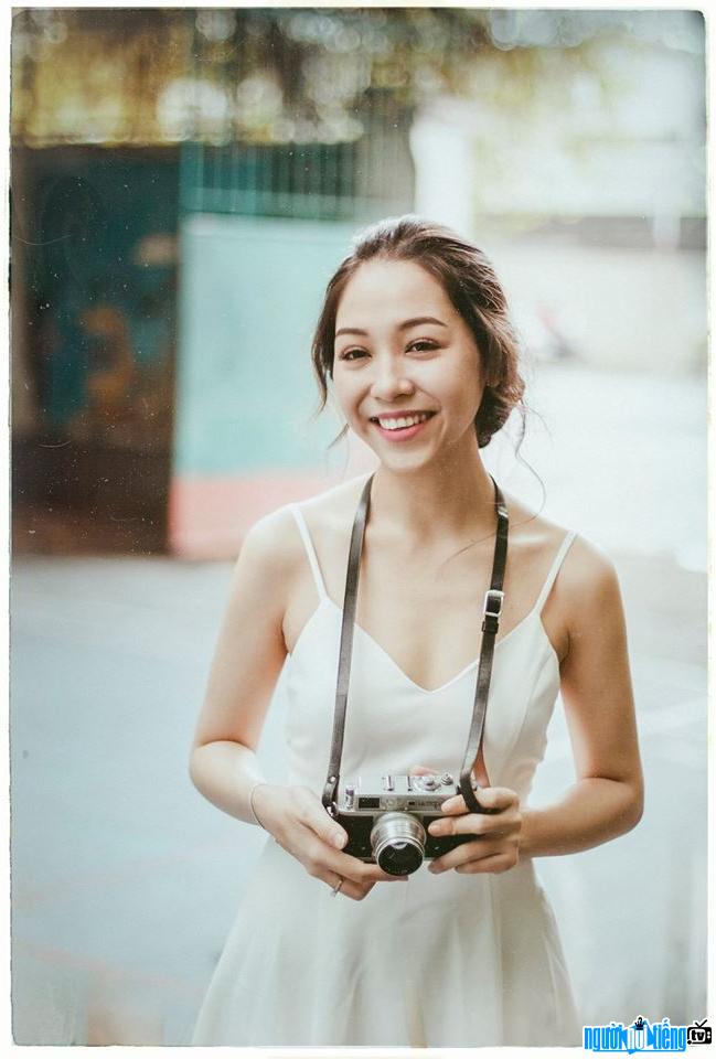 Hình ảnh diễn viên Hà Phương Thu hóa thành nhiếp ảnh gia gợi cảm thiêu đốt mọi ánh nhìn
