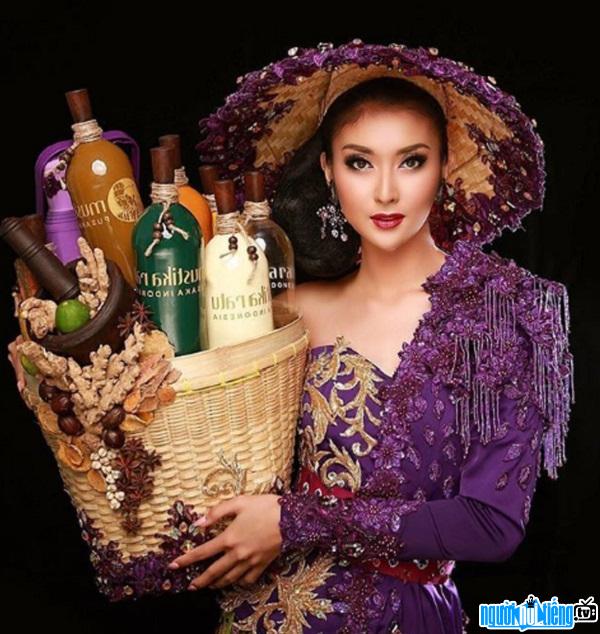 Hoa hậu Kevin Lilliana Junaedy trong trang phục dân tộc Indonesia