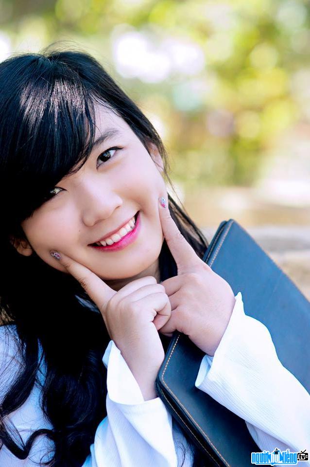 Hình ảnh hot girl Chù Vân Anh với nụ cười tỏa sáng