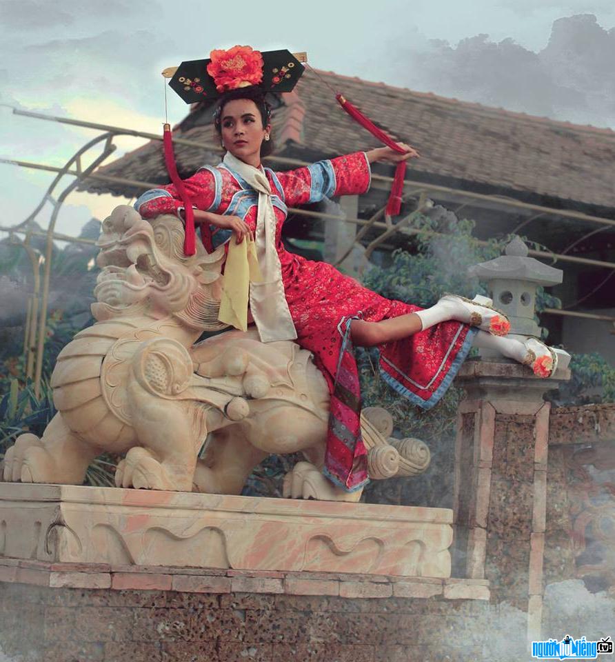 Hình ảnh diễn viên Sơn xoăn trong vai diễn Tiểu Yến Tử trong clip hài "Chầu Hoàn cua chống"