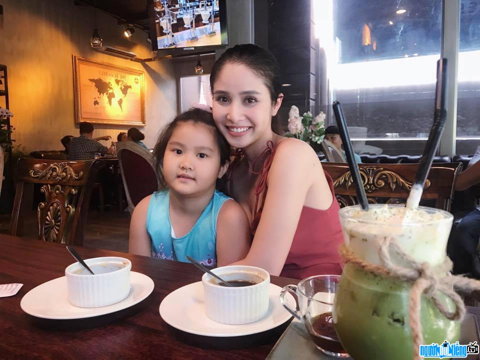 Diễn viên Thảo Trang bên cô con gái Cherry của mình