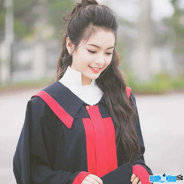 Hình ảnh hot girl Tố Anh trong buổi lễ tốt nghiệp ra trường vừa qua