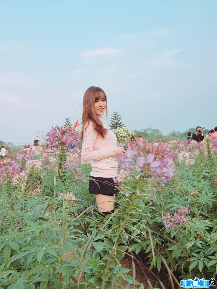 Bức ảnh diễn viên Chi Hoa đọ sắc cùng hoa