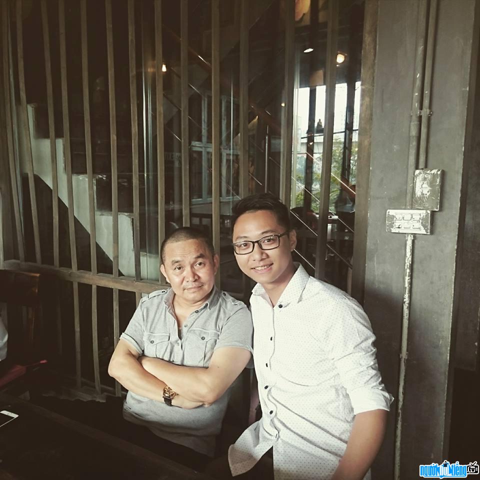 Nhà văn trẻ Du Phong cùng với nghệ sĩ Xuân Hinh