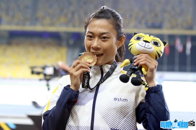 Bức ảnh VĐV Tú Chinh đang nhận Huy chương vàng tại SEA Games 29