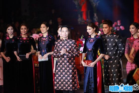 Hình ảnh NTK Đỗ Trịnh Hoài Nam trong một buổi ra mắt bộ sưu tập thời trang