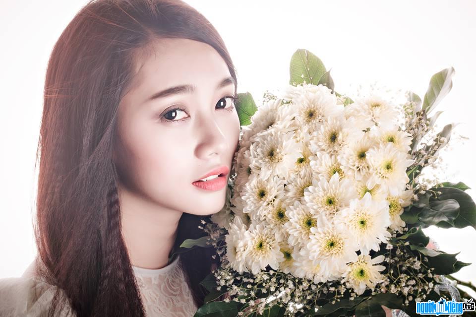 Hình ảnh diễn viên Thybi Phan đọ sắc với hoa