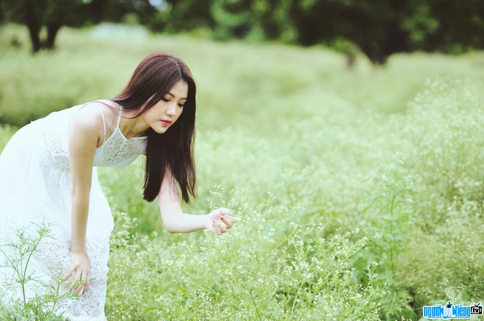 Hình ảnh diễn viên Lương Huyền Thanh diện váy trắng tinh khôi
