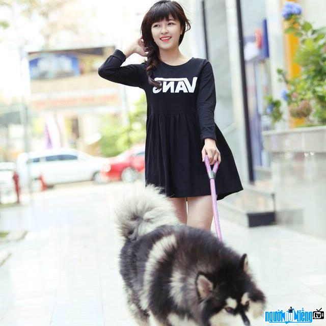 Bức ảnh dắt thú cưng đi dạo giúp hot girl Đắk Lắk Ngô Duyên nổi tiếng