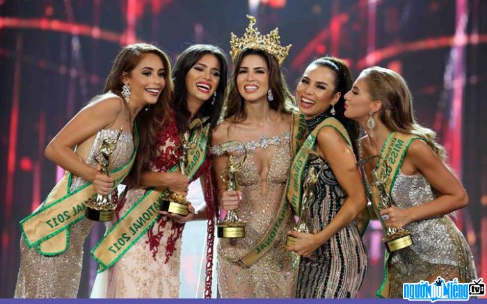 Tân Hoa hậu Hòa bình Thế giới 2017 Maria Jose Lora cùng Á hậu