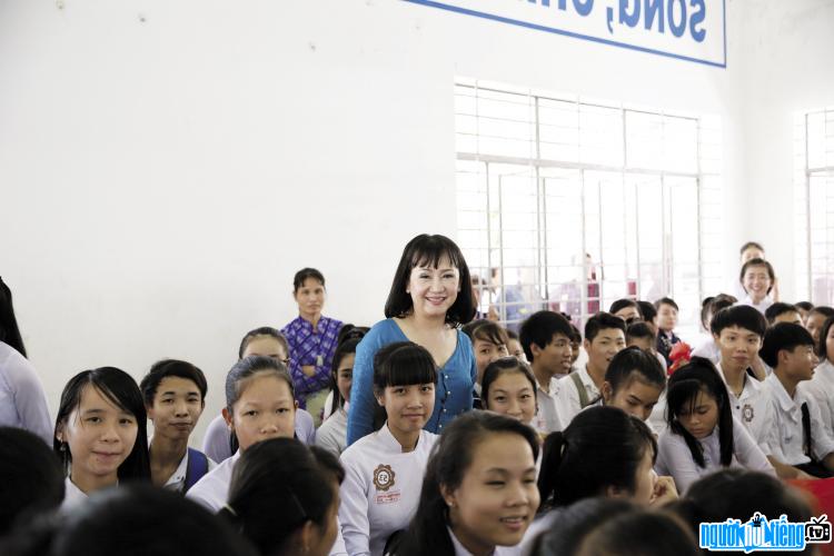 Bà Huỳnh Bích Ngọc tham gia từ thiện