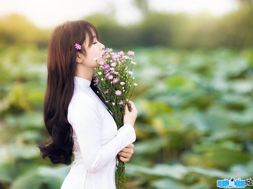 Bức ảnh hot girl Trần Ngọc Bảo Uyên đọ sắc cùng hoa