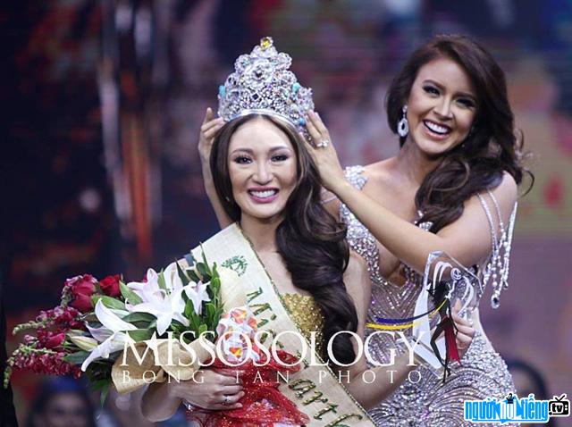 Karen Ibasco nhận vương miện từ hoa hậu Trái đất 2016