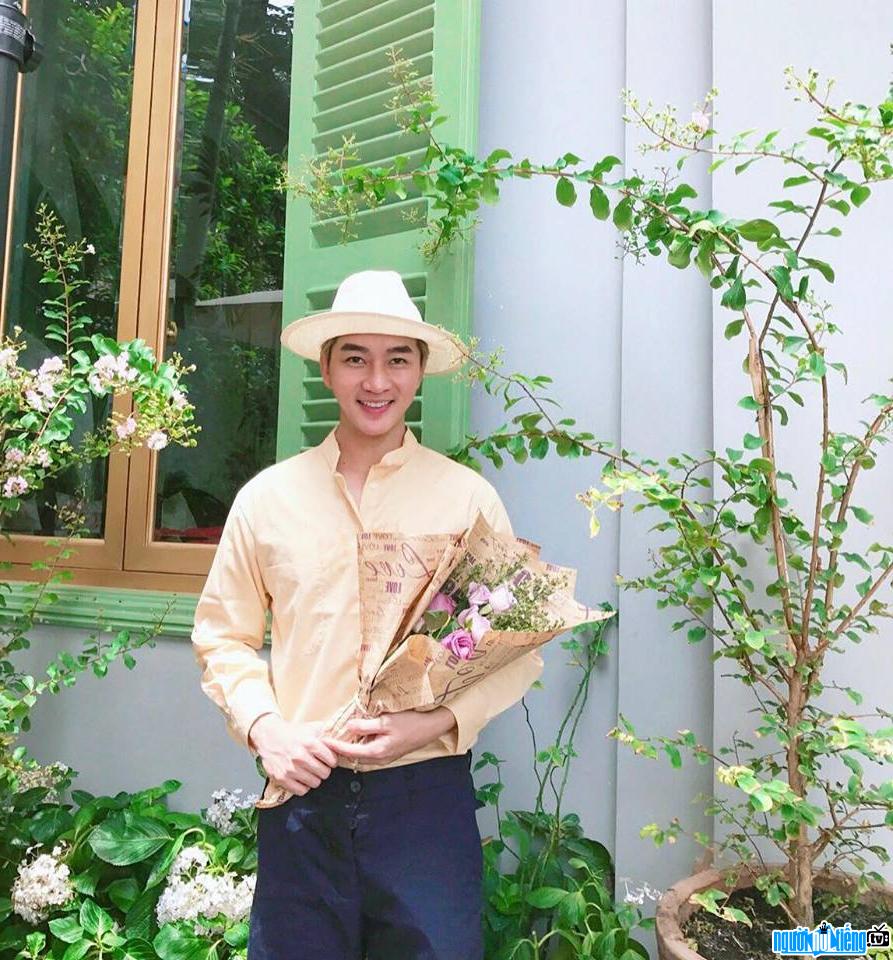 Tuy là nam giới song MC Nam Hee rất thích hoa