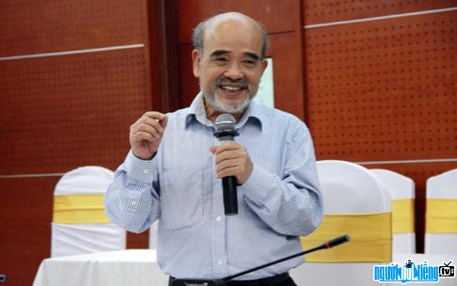 Giáo sư tiến sĩ Đặng Hùng Võ phát biểu trong một cuộc họp