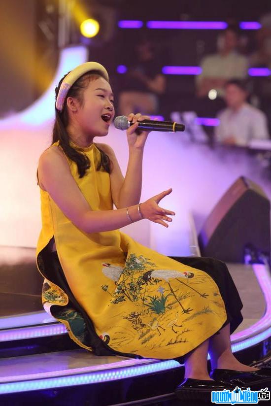 Linh Phương đang say mê ca hát