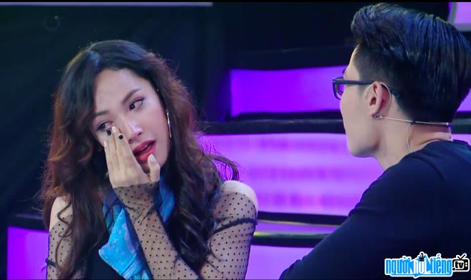 Hình ảnh hot girl Cara Phương bật khóc vì xúc động trong chương trình "Vì yêu mà đến"