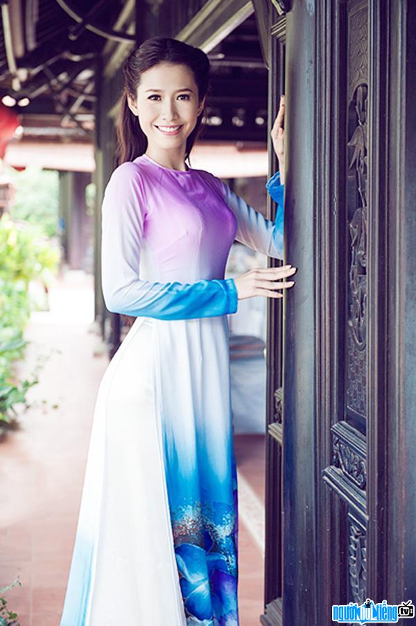 Hình ảnh hoa hậu Phan Thu Quyên dịu dàng với áo dài