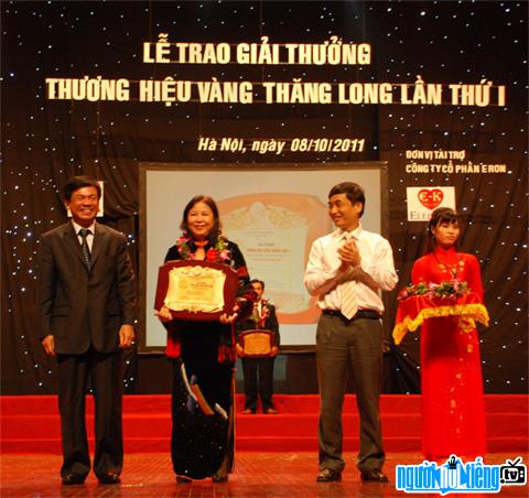 Nữ doanh nhân Vũ Thị Thuận nhận bằng khen Thương hiệu vàng Thăng Long lần thứ nhất