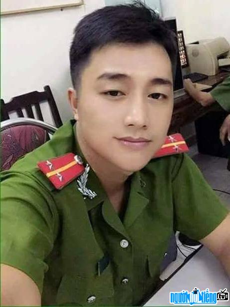 Hình ảnh điển trai của hot boy Quang Uno trong đồng phục cảnh sát