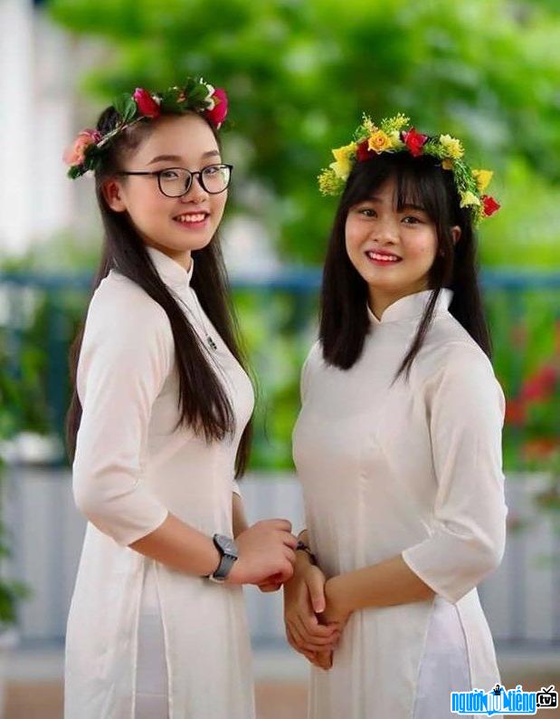 Trang Linh cùng với người bạn của mình trong buổi lễ tốt nghiệp vừa qua
