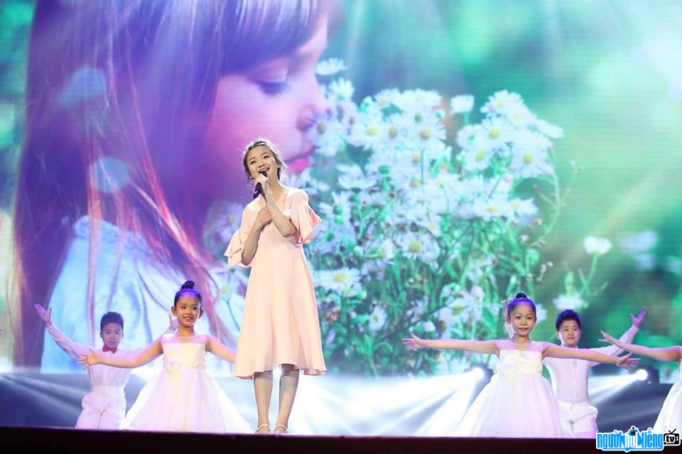 Hình ảnh ca sĩ nhí Kim Anh đang biểu diễn trên sân khấu