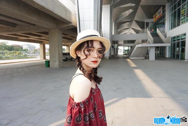 Hot girl Đinh Ngọc Phi Linh hiện là một người mẫu lookbook được cộng đồng mạng yêu mến