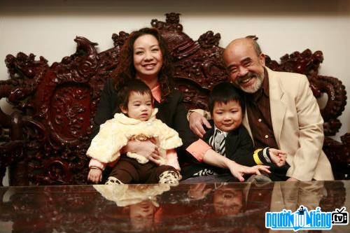 Gia đình nhỏ hiện tại Giáo sư tiến sĩ Đặng Hùng Võ bên người vợ trẻ của mình