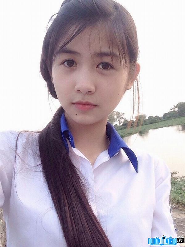 Hot girl Trần Thị Thanh Thư giản dị trong trang phục tới trường