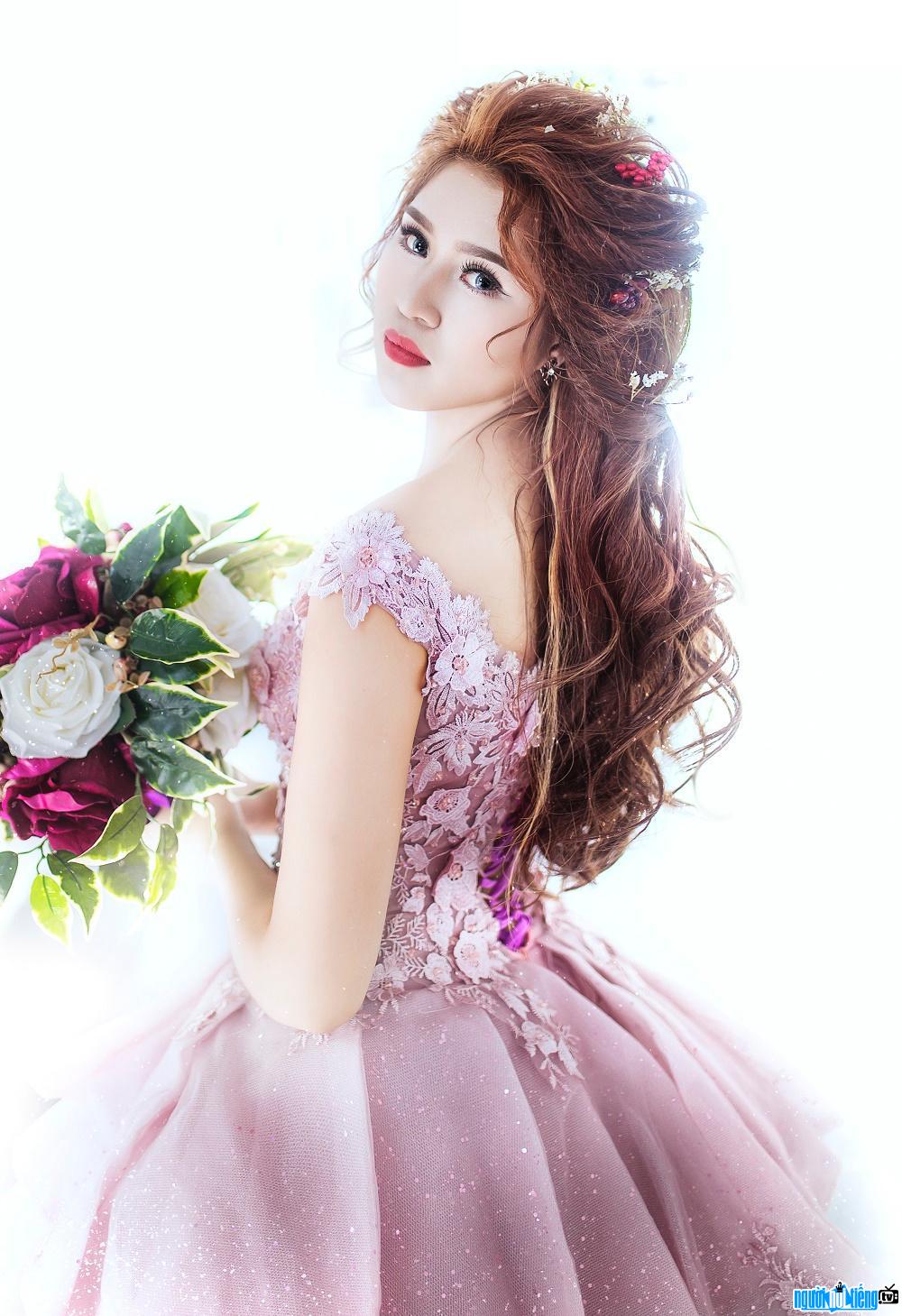 Hình ảnh ca sĩ Châu Phước hóa thân thành cô dâu xinh đẹp