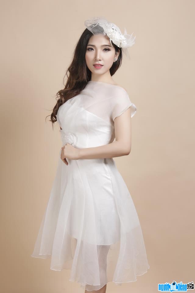 Bức ảnh ca sĩ Mai Thiên Trang xinh đẹp với với đầm trắng tinh khôi