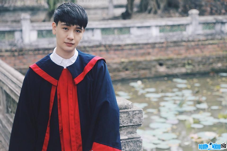 Hình ảnh hot boy Nguyễn Đình Quang trong ngày tốt nghiệp ra trường vừa qua