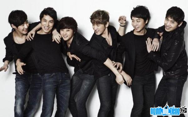 Nhóm nhạc Shinhwa đi vào lịch sử 18 năm hoạt động chưa từng thay đổi thành viên