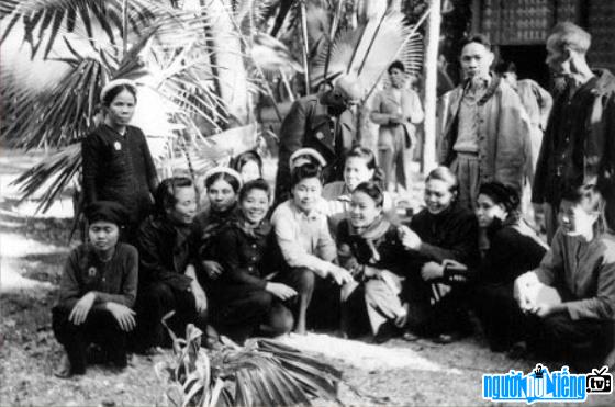 Bức ảnh chính trị gia Hồ Tùng Mậu và Hồ Chủ tịch trong buổi giao lưu với các đại biểu