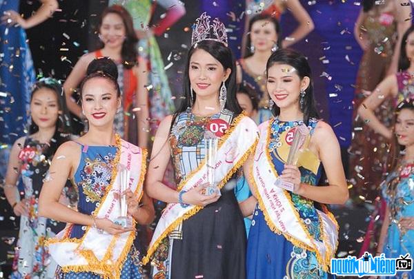 Giây phút đăng quang của Tân hoa khôi Sinh viên Phạm Thị Thu Hà