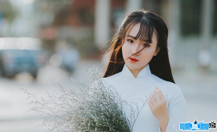 Hot girl Phạm Châu Hồng Vân gây thương nhớ trong tà áo dài