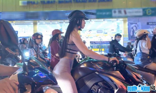 Hot girl Nguyễn Kim Nguyên bất ngờ nổi tiếng trên mạng xã hội vì hình ảnh cưỡi chiếc mô tô Z1000