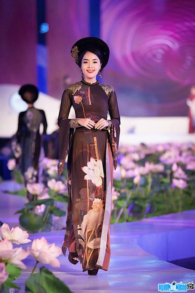 Bức ảnh người đẹp Nguyễn Thanh Vân Anh tự tin trình diễn trang phục áo dài truyền thống